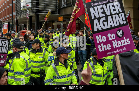 North West Frontline patriotes sont surveillés par la police lors d'une marche dans le centre-ville de Liverpool. Banque D'Images