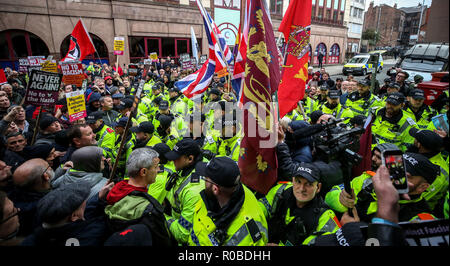 North West Frontline patriotes sont surveillés par la police lors d'une marche dans le centre-ville de Liverpool. Banque D'Images