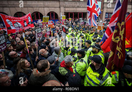 North West Frontline patriotes sont surveillés par la police lors d'une marche dans le centre-ville de Liverpool. Banque D'Images