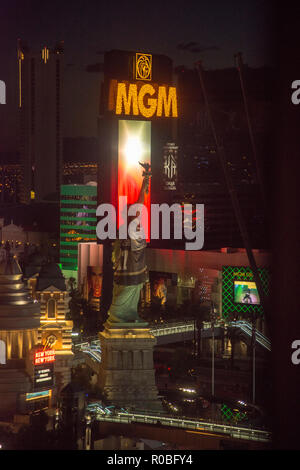 Réplique de la colossale statue de la liberté est découpé par un panneau d'affichage vidéo sur le MGM Grand Hotel and Casino sur le Strip à Las Vega Banque D'Images