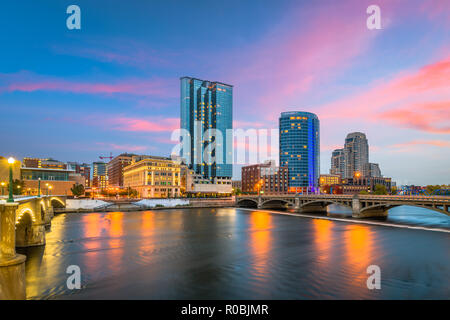 Grand Rapids, Michigan, USA Centre-ville sur la rivière Grand, au crépuscule. Banque D'Images