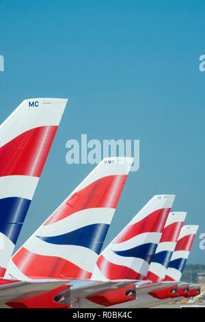 British Airways tailfins montrant le logo de la société sur les avions stationnés à London Heathrow Banque D'Images