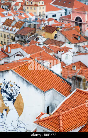 Vue sur les toits et les rues du centre-ville de Lisbonne, Portugal Banque D'Images