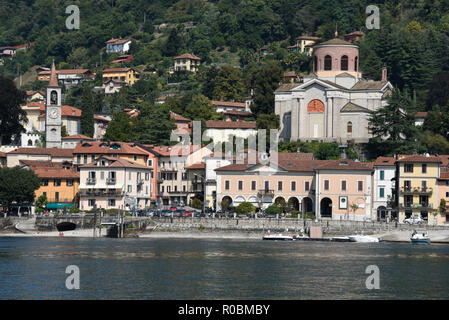 Avis de Laveno Mombello, est la capitale touristique de la rive est du lac Majeur dans la province de Varese, Italie Banque D'Images