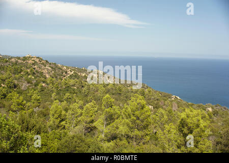 Paysage magnifique avec une partie de la côte sud de la Sardaigne, avec la mer en face de vous sur une belle journée d'été. Banque D'Images