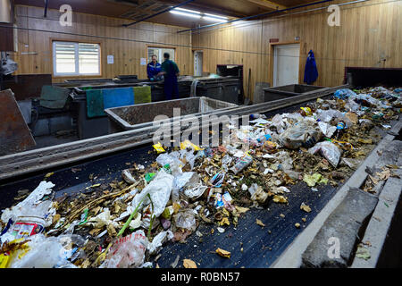 Minsk, Belarus - Octobre 2018 : deux travailleurs en uniforme travaillent à l'usine de traitement des déchets le tri des déchets recyclables sur le convoyeur à bande. Banque D'Images