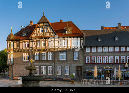 Maison à colombages sur la place du marché à Goslar, UNESCO World Heritage Site, Goslar, Harz, Basse-Saxe, Allemagne, Europe Banque D'Images