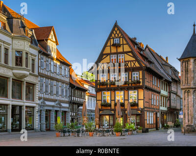 Café sur la place du marché dans le patrimoine mondial de l'Unesco ville de Quedlinburg, Saxe-Anhalt, Allemagne, Europe Banque D'Images