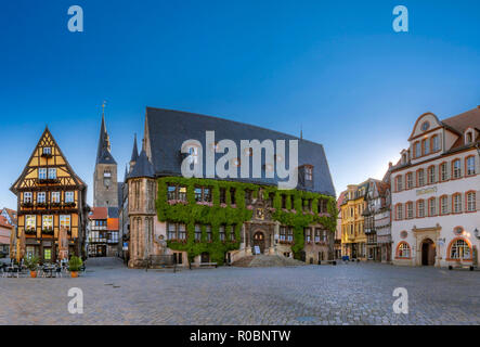 Café sur la place du marché et l'hôtel de ville du patrimoine mondial de l'UNESCO ville de Quedlinburg, Saxe-Anhalt, Allemagne, Europe Banque D'Images