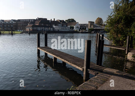 À partir d'un petit débarcadère sur la Tamise à Marlow Buckinghamshire, Angleterre Banque D'Images