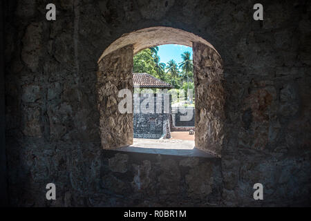 Regardant par la fenêtre en pierre du Castillo de San Felipe, un château à Rio Dulce, Guatemala est Banque D'Images