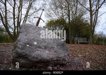 La célèbre épée Excalibur dans la pierre du roi Arthur dans la forêt, lac Llangorse, Brecon Beacons Banque D'Images