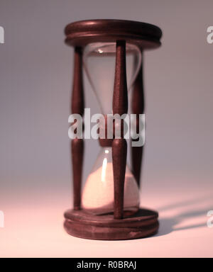 Libre d'hourglass. isolé sur fond bleu. Banque D'Images