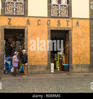 Les personnes âgées à discuter à l'extérieur de magasin de matériel informatique à Santa Cruz de La Palma, Îles Canaries, Espagne Banque D'Images