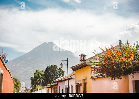 Ses rues colorées d'Antigua Guatemala mènent vers le Volcan de Agua volcan sur une journée d'été Banque D'Images