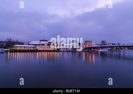 Une scène de la neige du Compleat Angler Hotel sur le comté de la Tamise reliés par un pont suspendu à Marlow en Grande-Bretagne. La comple Banque D'Images