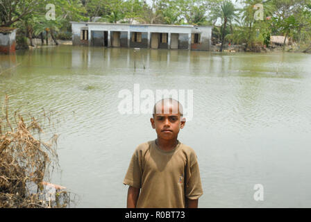 Tempête cyclonique sévère AILA a été la pire catastrophe naturelle d'affecter le Bangladesh depuis Super Cyclone Sidr en novembre 2007. Le deuxième cyclone tropical de l'Océan Indien nord 2009 saison des cyclones, l'AILA formé sur la baie du Bengale, le 23 mai. Un cyclone tropical relativement forte, il a causé des dommages importants en Inde et au Bangladesh. La tempête a été responsable d'au moins 339 morts à travers le Bangladesh et l'Inde ; plus de 1 millions de personnes sont sans abri. Les responsables de la santé au Bangladesh a confirmé une épidémie de diarrhée mortelle le 29 mai, avec plus de 7 000 personnes infectées et quatre en train de mourir. Banque D'Images