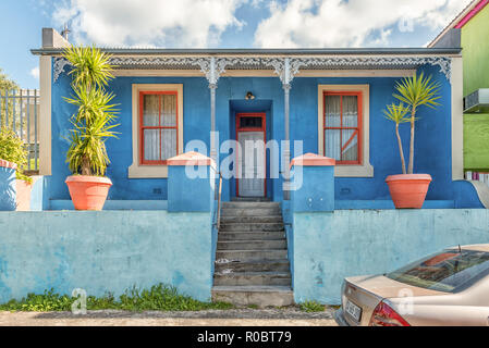 CAPE TOWN, AFRIQUE DU SUD, le 17 août 2018 : une maison de couleur bleu orange avec windows, dans le Bo-Kaap à Cape Town dans la province du Cap Occidental Banque D'Images