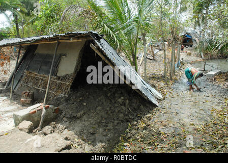 Tempête cyclonique sévère AILA a été la pire catastrophe naturelle d'affecter le Bangladesh depuis Super Cyclone Sidr en novembre 2007. Le deuxième cyclone tropical de l'Océan Indien nord 2009 saison des cyclones, l'AILA formé sur la baie du Bengale, le 23 mai. Un cyclone tropical relativement forte, il a causé des dommages importants en Inde et au Bangladesh. La tempête a été responsable d'au moins 339 morts à travers le Bangladesh et l'Inde ; plus de 1 millions de personnes sont sans abri. Les responsables de la santé au Bangladesh a confirmé une épidémie de diarrhée mortelle le 29 mai, avec plus de 7 000 personnes infectées et quatre en train de mourir. Banque D'Images