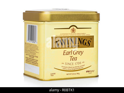 Londres, Royaume-Uni - 01 novembre, 2018 : pot en acier fort de Twinings thé Earl Grey sur blanc. Banque D'Images