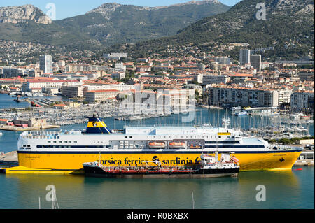 Toulon (sud-est de la France) : ferries appartenant à Corsica Ferries - Sardinia Ferries à quai dans le port. Ferry alimentée Banque D'Images