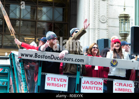 Boston, MA. Le 31 octobre 2018. Les joueurs des Boston Red Sox Steven Wright, Jason Varitek, et Craig Kimbrel sur un bus sur Tremont Street célébrer dans les R Banque D'Images