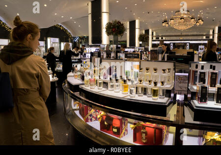 Clients à un comptoir de parfum luxueux grand magasin Harrods. Londres, Angleterre, Royaume-Uni Banque D'Images