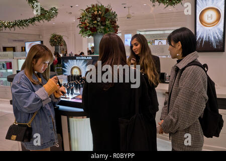 Clients à un comptoir de parfum luxueux grand magasin Harrods. Londres, Angleterre, Royaume-Uni Banque D'Images