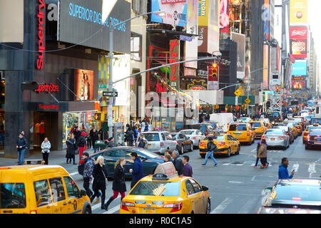 NEW YORK - 16 mars 2015 : les taxis jaunes et les gens se précipiter sur les rues animées du centre-ville de Manhattan. Les taxis avec leur peinture jaune distinctif sont Banque D'Images