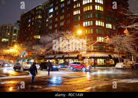 NEW YORK - Le 19 mars 2015 : de belles rues de New York enneigé après des chutes de neige dans la nuit. Voyager en France. Banque D'Images