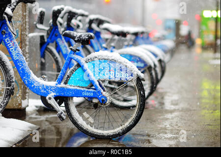 NEW YORK - Le 19 mars 2015 : Rangée de Citi location de vélo des vélos à la station d'accueil dans la ville de New York au cours des chutes de neige massives. Vélos partagés alignées dans la Banque D'Images