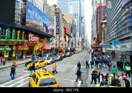 NEW YORK - 16 mars 2015 : les taxis jaunes et les gens se précipiter sur les rues animées du centre-ville de Manhattan. Les taxis avec leur peinture jaune distinctif sont Banque D'Images