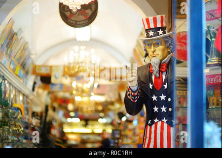 NEW YORK - 15 mars 2015 : Oncle Sam peeking de magasin de souvenirs dans le centre-ville de Manhattan, New York, USA. Banque D'Images