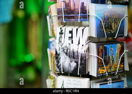 NEW YORK - 15 mars 2015 : diverses cartes postales de New York affiche en magasin de souvenirs dans le centre-ville de Manhattan, New York, USA. Banque D'Images