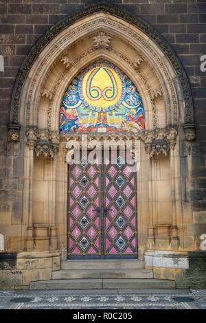 Prague, République tchèque - Le 14 juillet 2018 : magnifiquement décorée porte latérale de la Basilique de Saint Pierre et Paul à Vyšehrad Banque D'Images