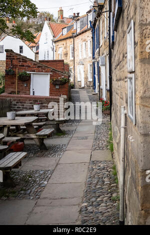 Les étroites rues de côté de Robin Hood's Bay, un petit village de pêcheurs dans le North Yorkshire, en Angleterre. Banque D'Images