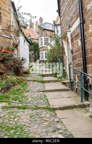 Les étroites rues de côté de Robin Hood's Bay, un petit village de pêcheurs dans le North Yorkshire, en Angleterre. Banque D'Images