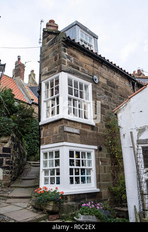 Les étroites rues de côté de Robin Hood's Bay, un petit village de pêcheurs dans le North Yorkshire, en Angleterre. Banque D'Images