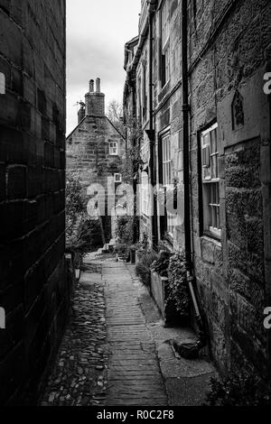 Les étroites rues de côté de Robin Hood's Bay, un petit village de pêcheurs dans le North Yorkshire, en Angleterre. Banque D'Images