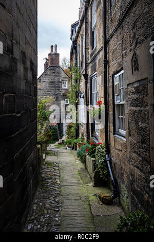 Les étroites rues de côté de Robin Hood's Bay, un petit village de pêcheurs dans le North Yorkshire, en Angleterre. Banque D'Images