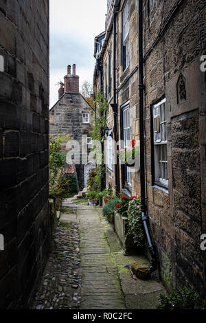 Les étroites rues de côté de Robin Hood's Bay, un petit village de pêcheurs dans le North Yorkshire, en Angleterre. Banque D'Images