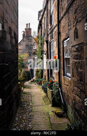 Les étroites rues de côté de Robin Hood's Bay, un petit village de pêcheurs dans le North Yorkshire, en Angleterre. Banque D'Images