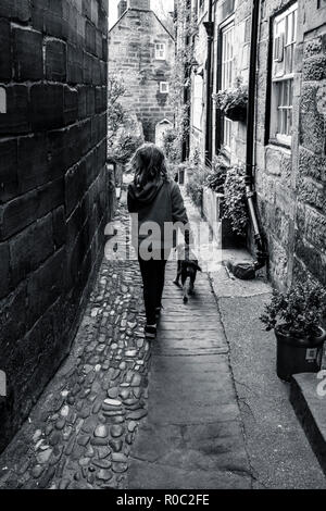 Les étroites rues de côté de Robin Hood's Bay, un petit village de pêcheurs dans le North Yorkshire, en Angleterre. Banque D'Images