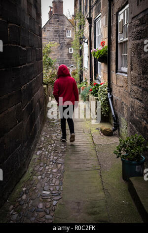 Les étroites rues de côté de Robin Hood's Bay, un petit village de pêcheurs dans le North Yorkshire, en Angleterre. Banque D'Images