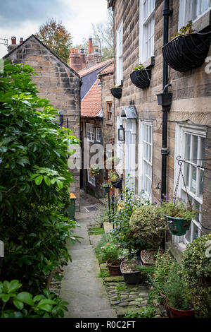 Les étroites rues de côté de Robin Hood's Bay, un petit village de pêcheurs dans le North Yorkshire, en Angleterre. Banque D'Images