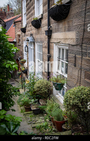 Les étroites rues de côté de Robin Hood's Bay, un petit village de pêcheurs dans le North Yorkshire, en Angleterre. Banque D'Images