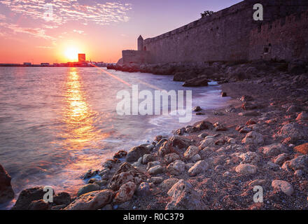 Lever du soleil dans la ville de Rhodes, par le mur de la vieille ville. Banque D'Images