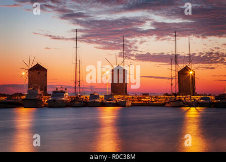 Les moulins à vent sur la jetée du port. La ville de Rhodes, Grèce. Banque D'Images