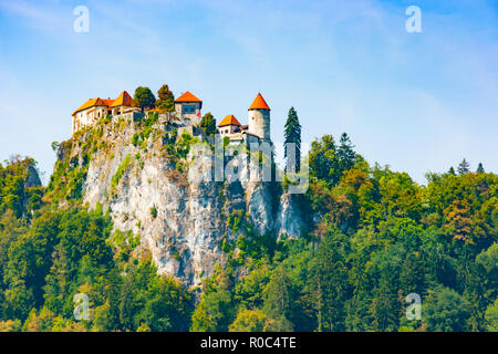 Le Château de Bled construire sur un précipice surplombant le lac de Bled, en Haute-carniole, Slovénie Banque D'Images