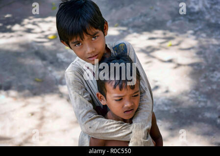 Lolei, Cambodge - janvier 01, 2017 : Portrait de deux garçons non identifiés s'est réuni à l'extérieur de Temple Bouddhiste Wat Lolei Banque D'Images